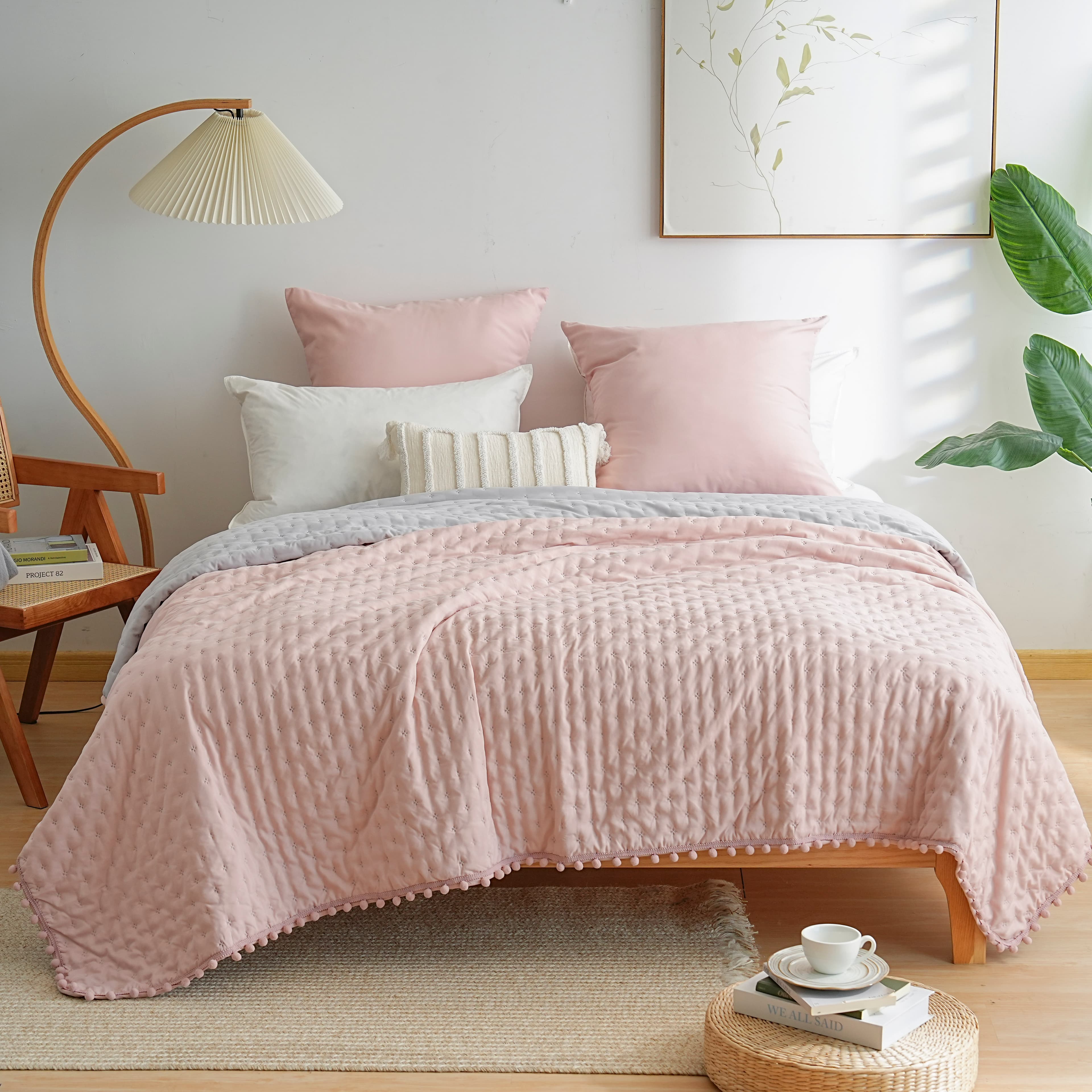 Duvet Réversible Hiver 200x200 / 220x240 / 240x260 cm Duvet 4 Saisons Hypoallergénique Duvet Matelassée Été Dessus De Lit Boutis Couvre-Lit Blanket Édredon Duvet Chaude Épais Imprimée Pompon Grey+Pink