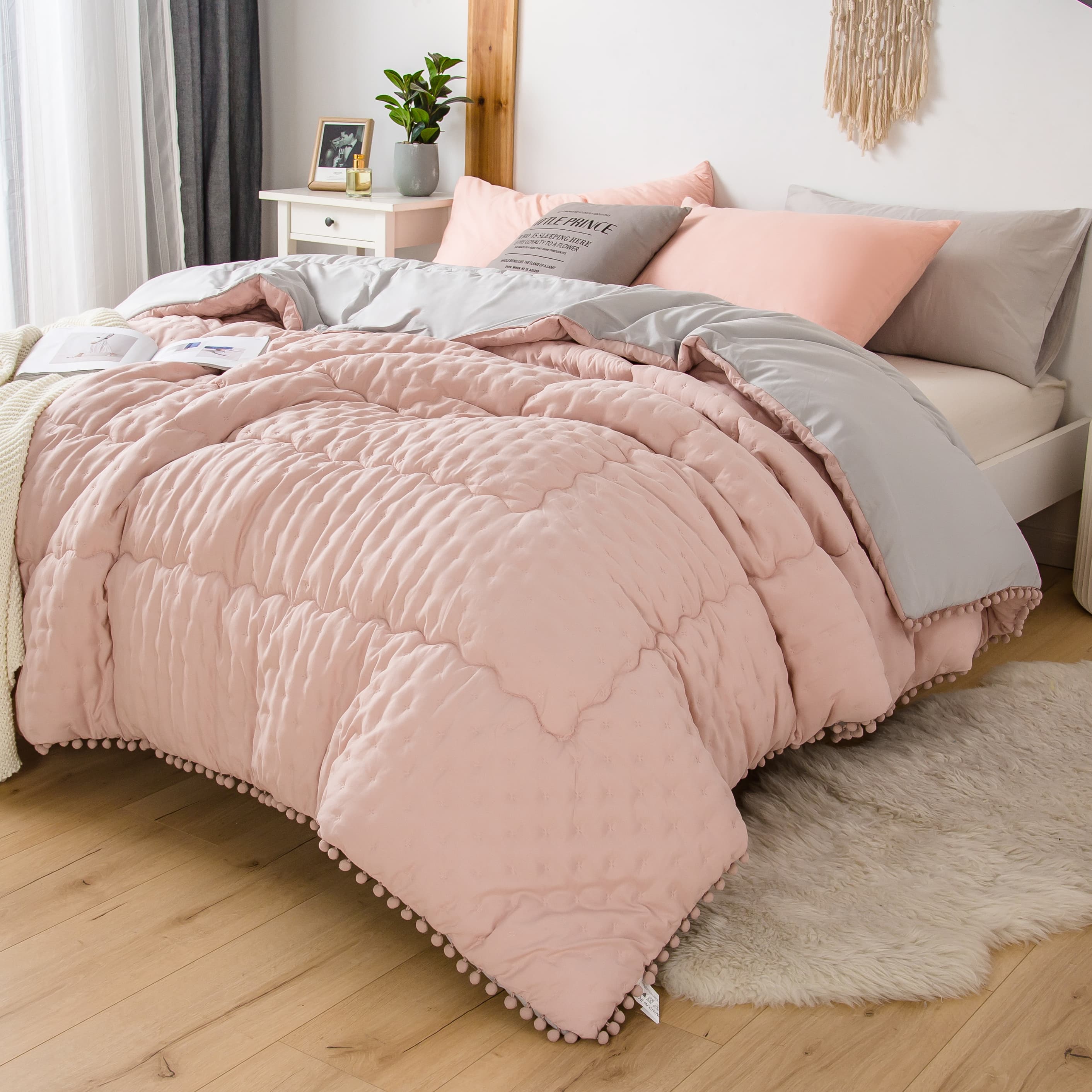 Duvet Réversible 200x200 / 220x240 / 240x260 cm Duvet 4 Saisons Hypoallergénique Duvet Matelassée Été Dessus De Lit Boutis Couvre-Lit Blanket Édredon Duvet Chaude Épais Hiver Imprimée Pompon Grey+Pink