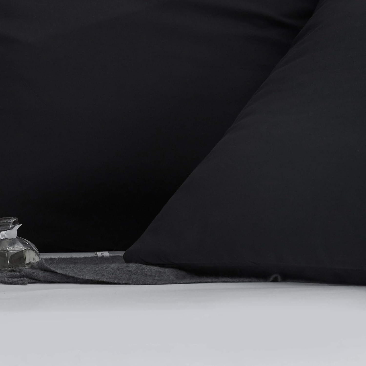 2-piece set pillowcase high quality & quality pillow cover with zipper 100% Microfiber (80 x 80 cm, Black) 2