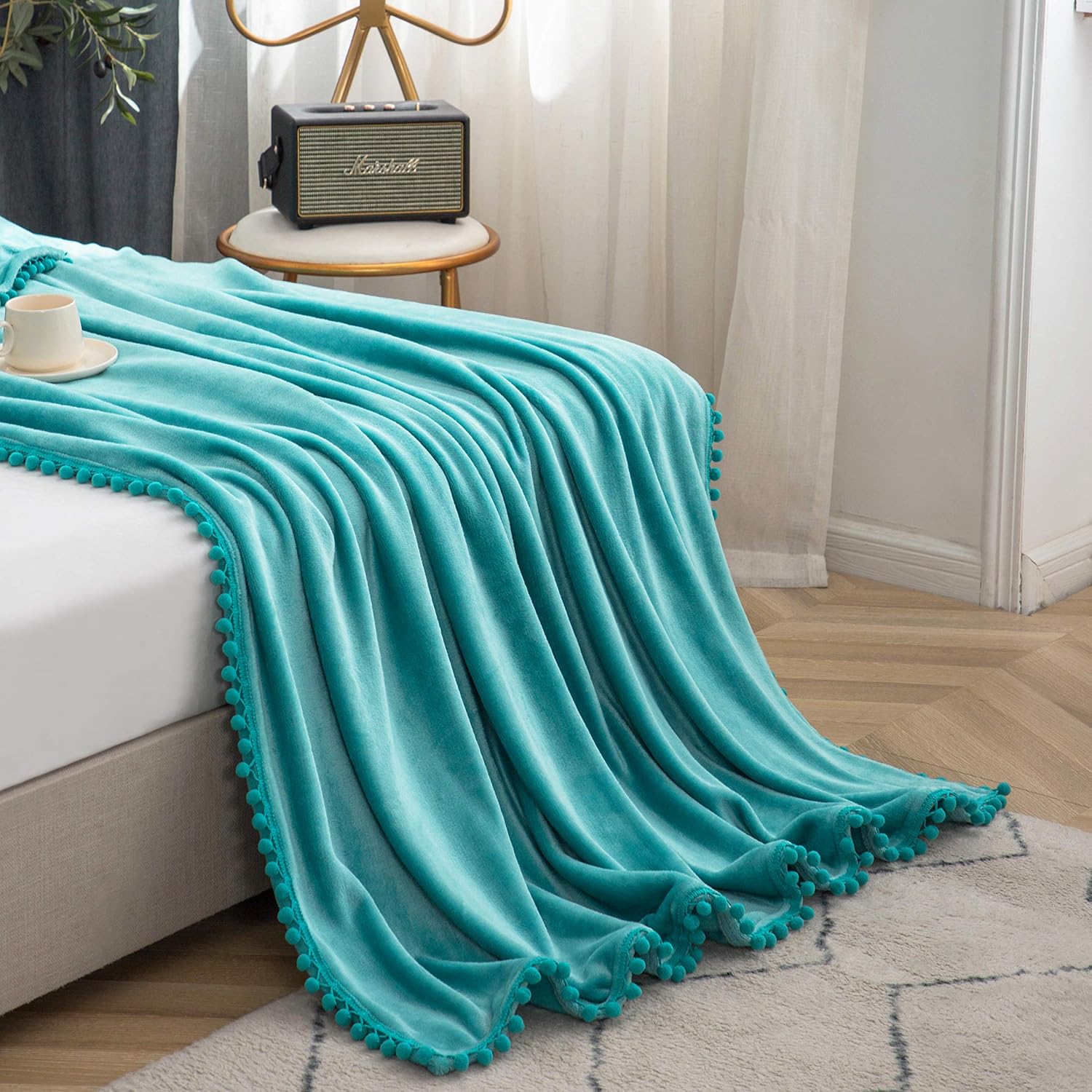 Flauschige Kuscheldecke mit Pompoms Einfarbig Seeblau 150x200cm - warm & weich Microfaser flanelle Fleecedecke, Falten-beständig Wohndecke/Sofadecke 4