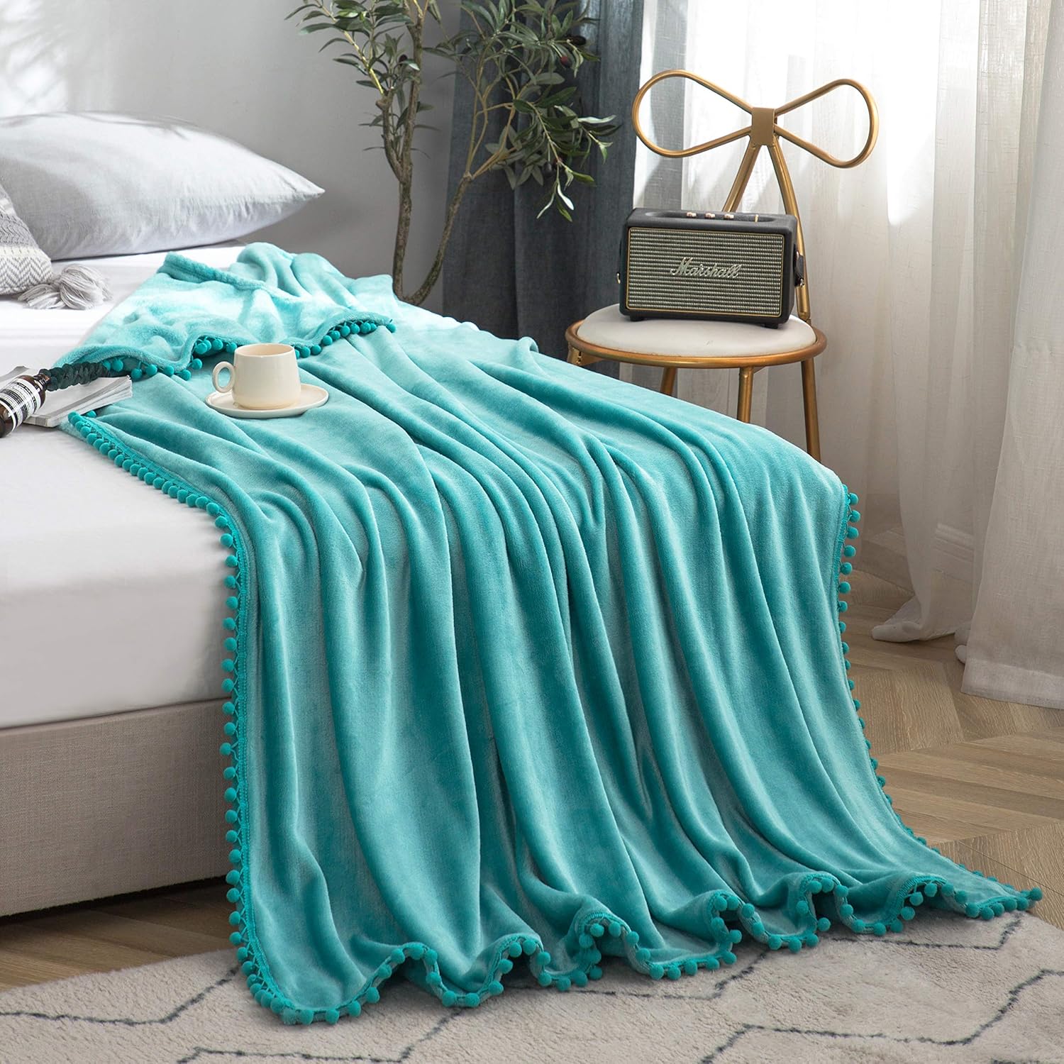 Flauschige Kuscheldecke mit Pompoms Einfarbig Seeblau 150x200cm - warm & weich Microfaser flanelle Fleecedecke, Falten-beständig Wohndecke/Sofadecke 3