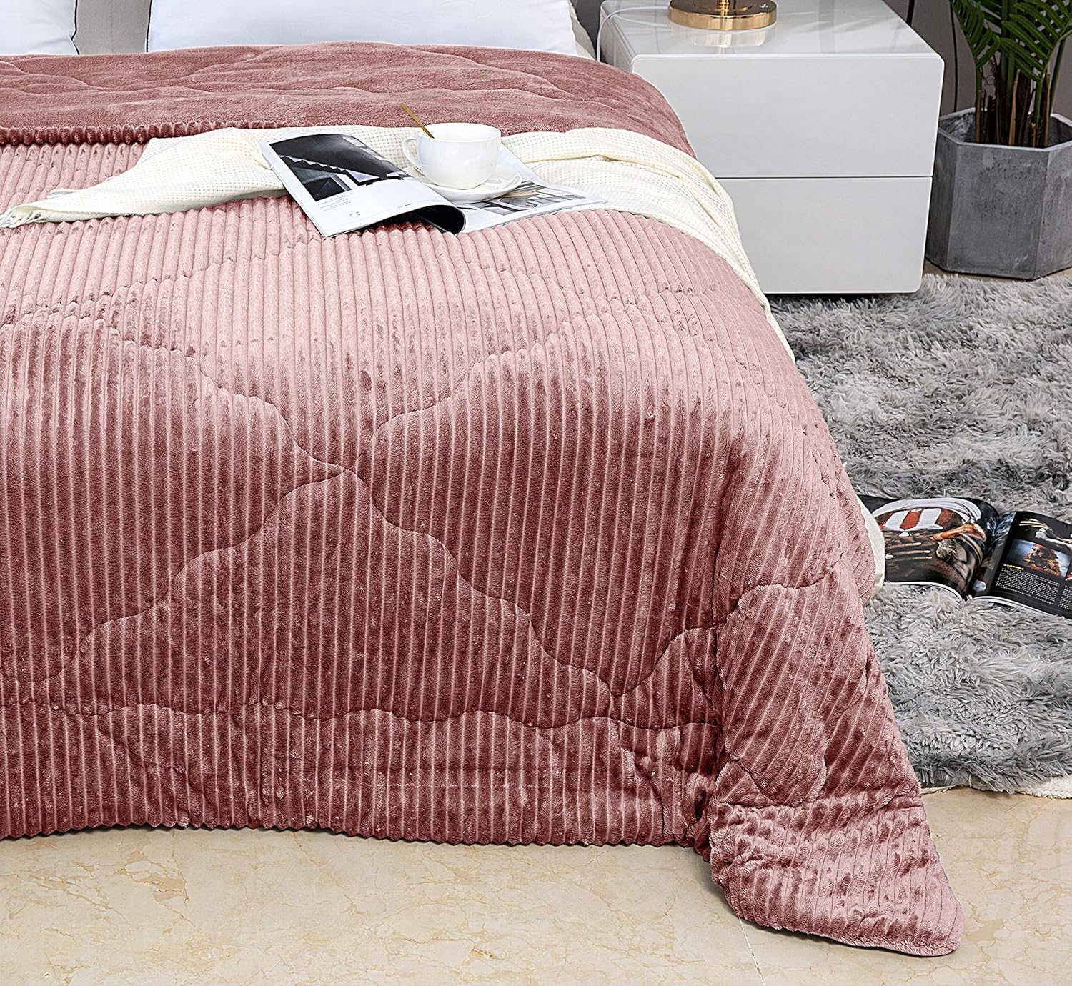 AYSW 4 Season Flannel Duvet 220x240cm Hypoallergenic Embossed Stripes Bed Duvet Old Rose Reversible 2 Person Comforter 2
