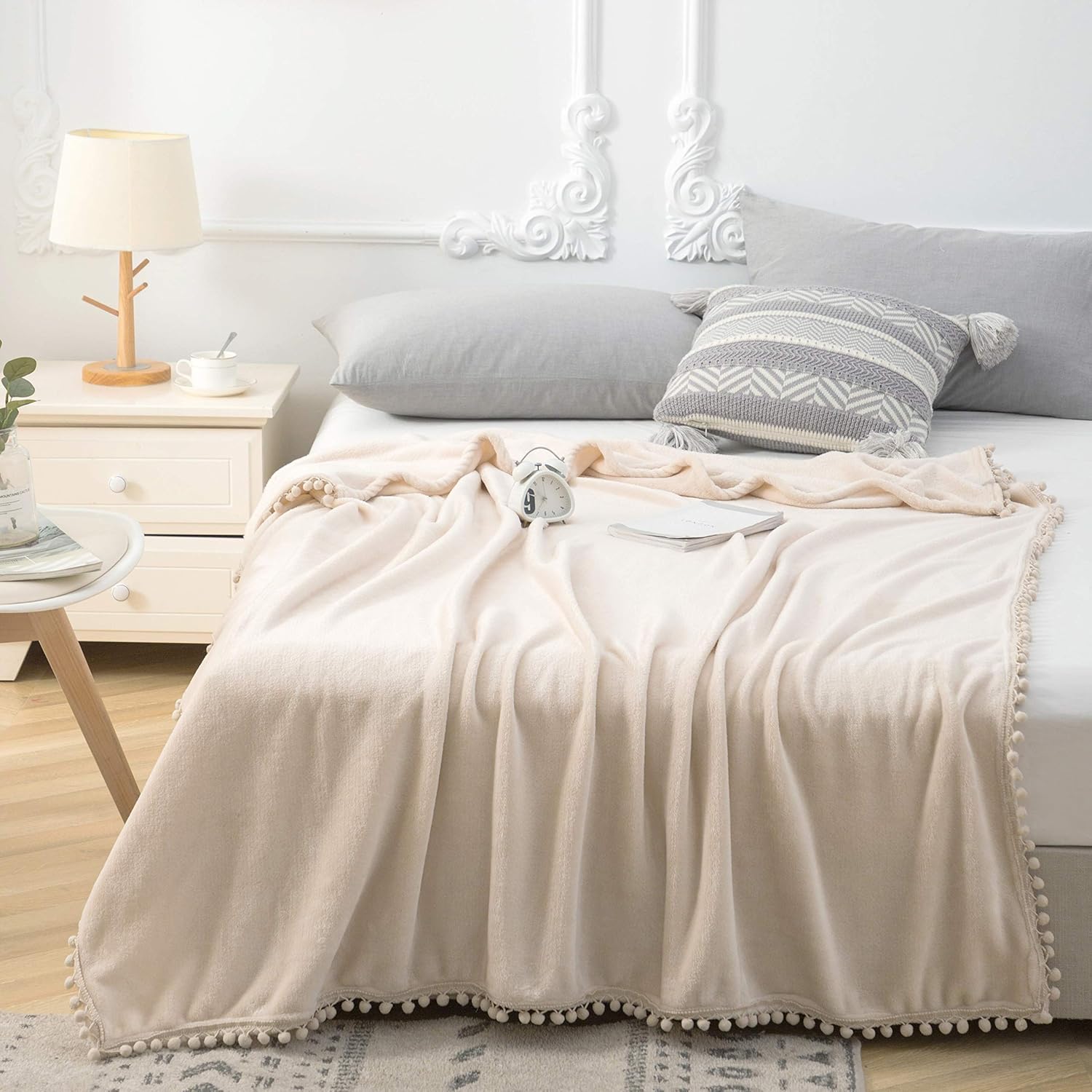 Flauschige Kuscheldecke mit Pompoms Einfarbig Beige 220x240cm - warm & weich Microfaser flanelle Fleecedecke, Falten-beständig Wohndecke/Sofadecke 4