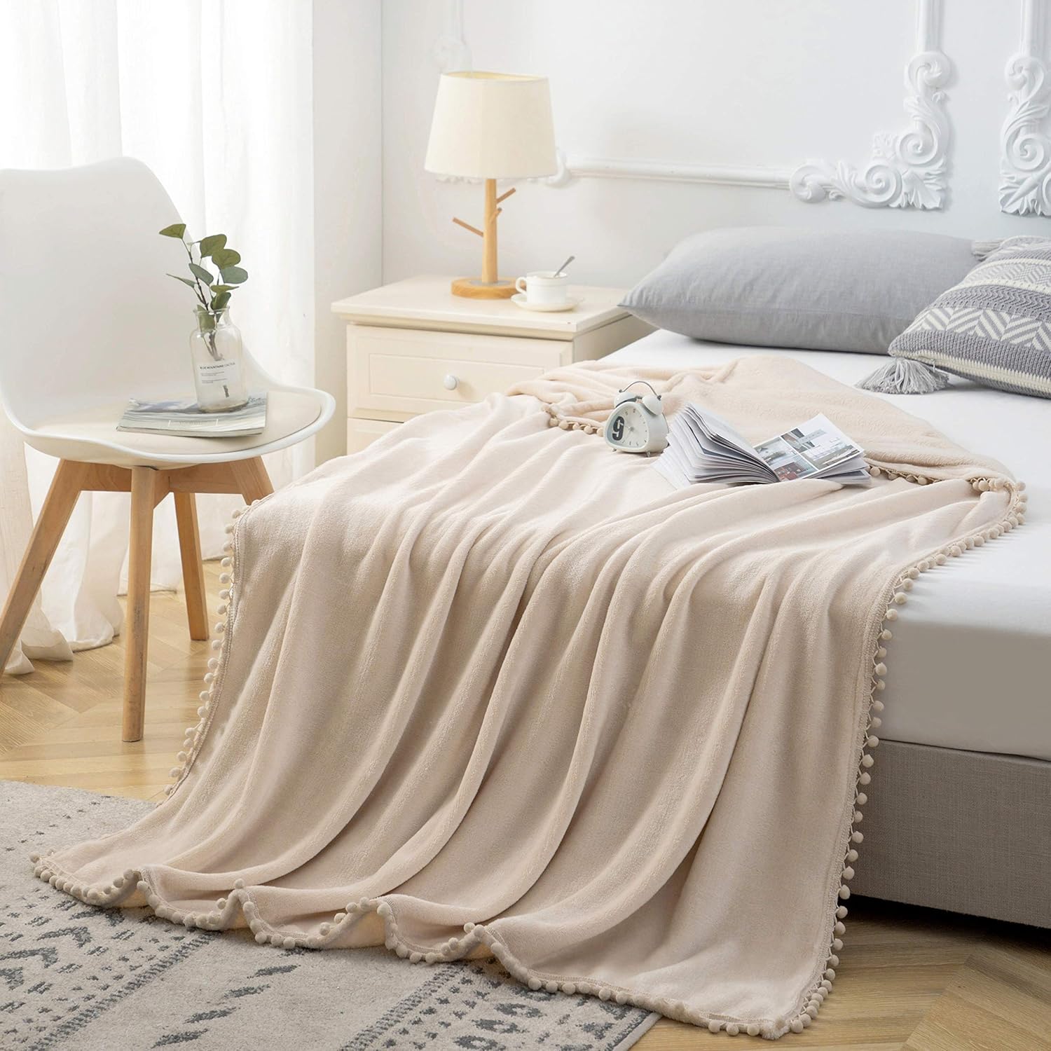 Flauschige Kuscheldecke mit Pompoms Einfarbig Beige 220x240cm - warm & weich Microfaser flanelle Fleecedecke, Falten-beständig Wohndecke/Sofadecke 2