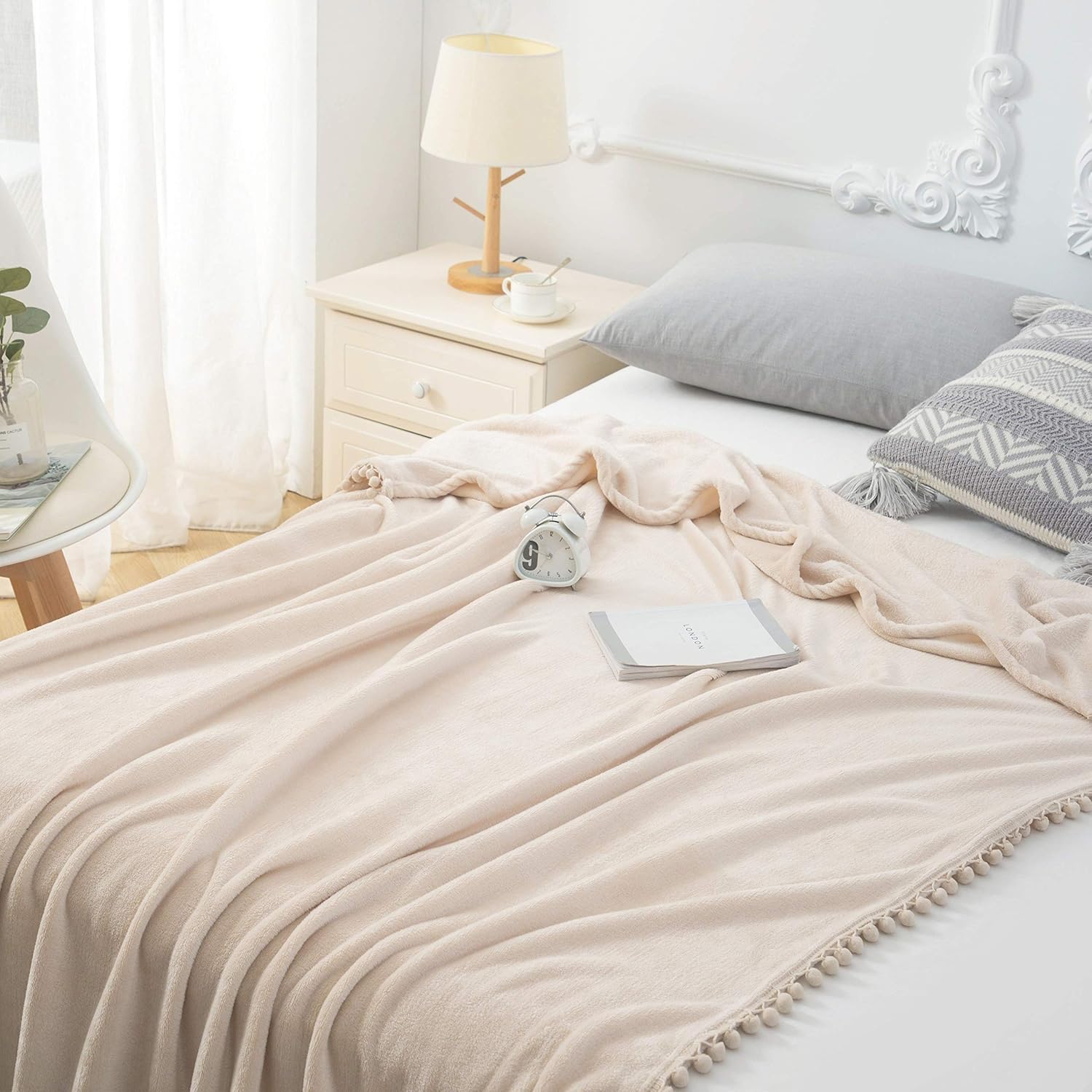 Flauschige Kuscheldecke mit Pompoms Einfarbig Beige 220x240cm - warm & weich Microfaser flanelle Fleecedecke, Falten-beständig Wohndecke/Sofadecke 3
