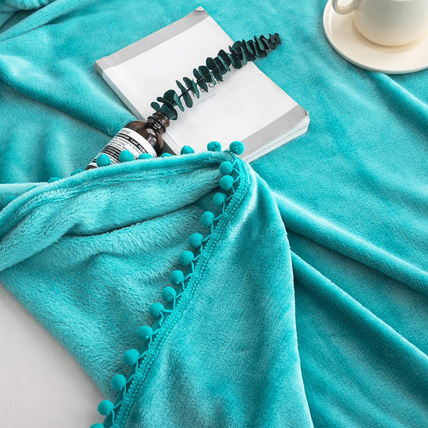 Flauschige Kuscheldecke mit Pompoms Einfarbig Seeblau 220x240cm - warme & weiche Microfaser-Flanell-Fleecedecke, faltenbeständige Wohndecke/Sofadecke 4