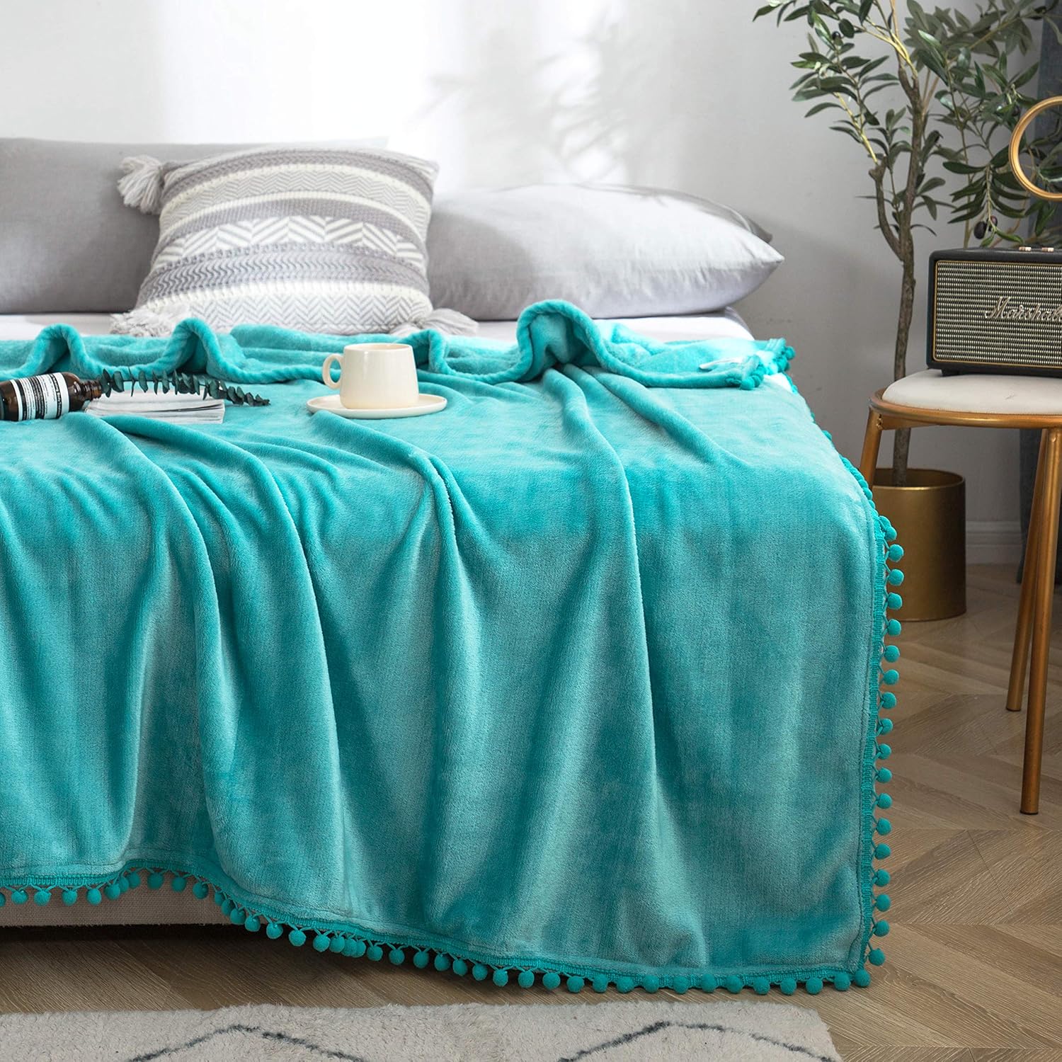 Flauschige Kuscheldecke mit Pompoms Einfarbig Seeblau 220x240cm - warme & weiche Microfaser-Flanell-Fleecedecke, faltenbeständige Wohndecke/Sofadecke 3