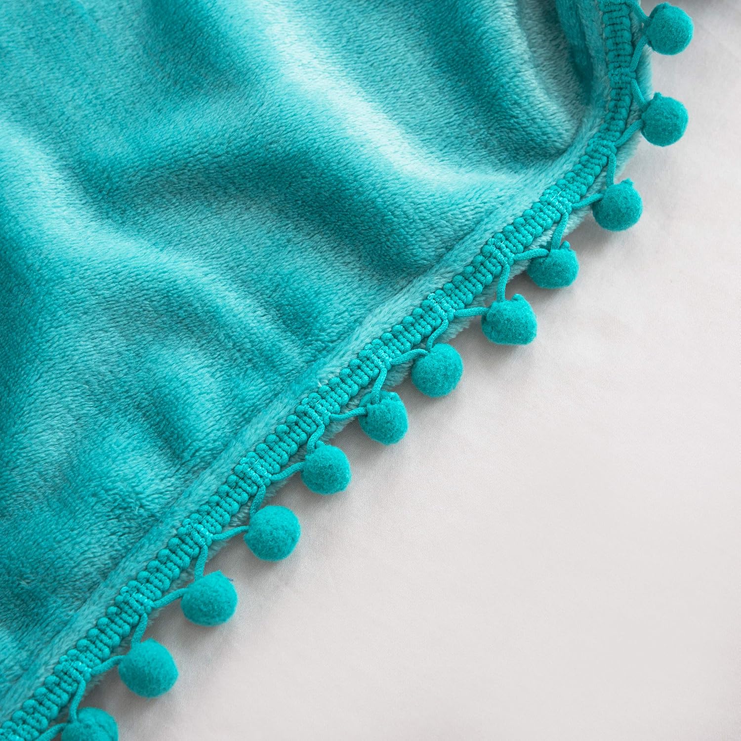 Flauschige Kuscheldecke mit Pompoms Einfarbig Seeblau 220x240cm - warme & weiche Microfaser-Flanell-Fleecedecke, faltenbeständige Wohndecke/Sofadecke 5