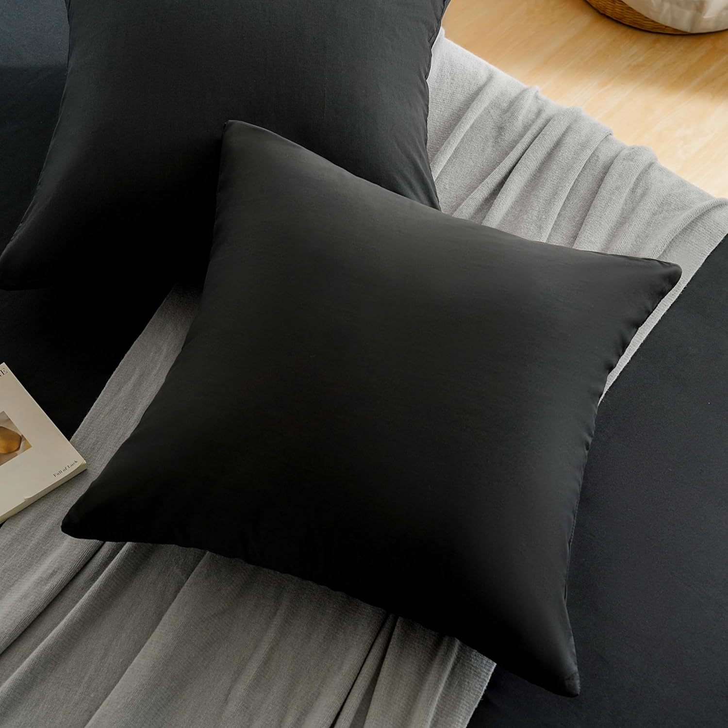 AYSW Lot de 2- Taies d'oreiller 65x65cm Noir Housse d'oreiller avec Une Fermeture éclair en Microfibre 4