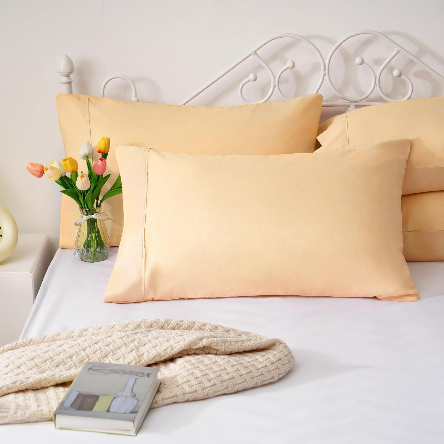 AYSW Taies d'oreiller Taille Standard Lot de 2 Pièces Fermeture Enveloppe 1800 Double Microfibre Brossée Douce et Confortable Taie d'oreiller Jaune 20x26 inches Résistante aux plis et à la décoloration Respirante Décoration de vacances 2