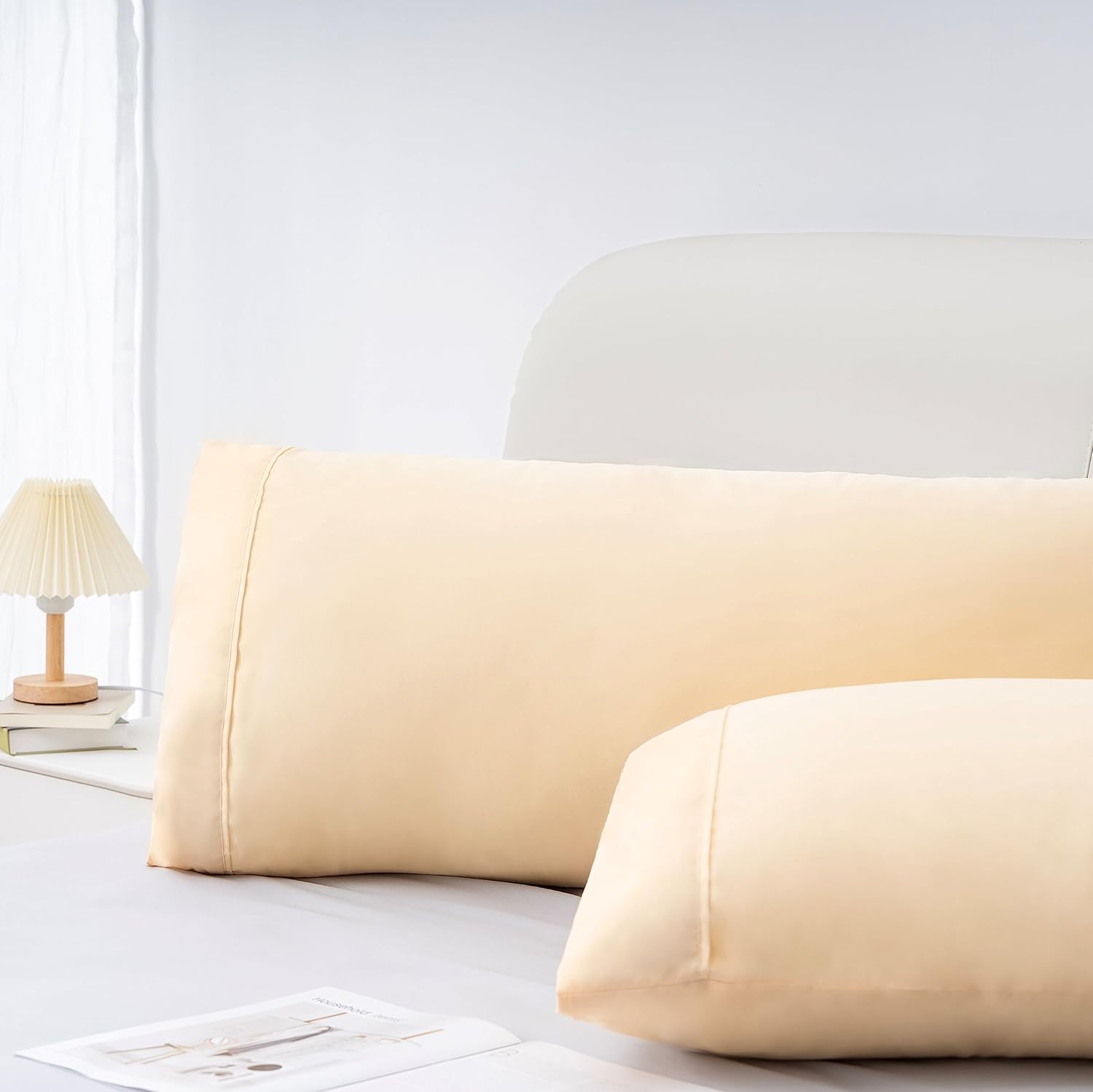 AYSW Taies d'oreiller Taille Standard Lot de 2 Pièces Fermeture Enveloppe 1800 Double Microfibre Brossée Douce et Confortable Taie d'oreiller Jaune 20x26 inches Résistante aux plis et à la décoloration Respirante Décoration de vacances 4
